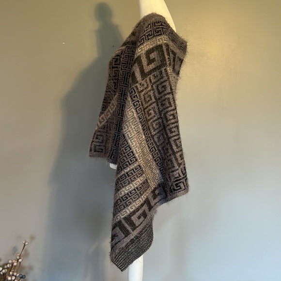 Boutique Gray and Tan Poncho, One Size - Picture 2 of 6